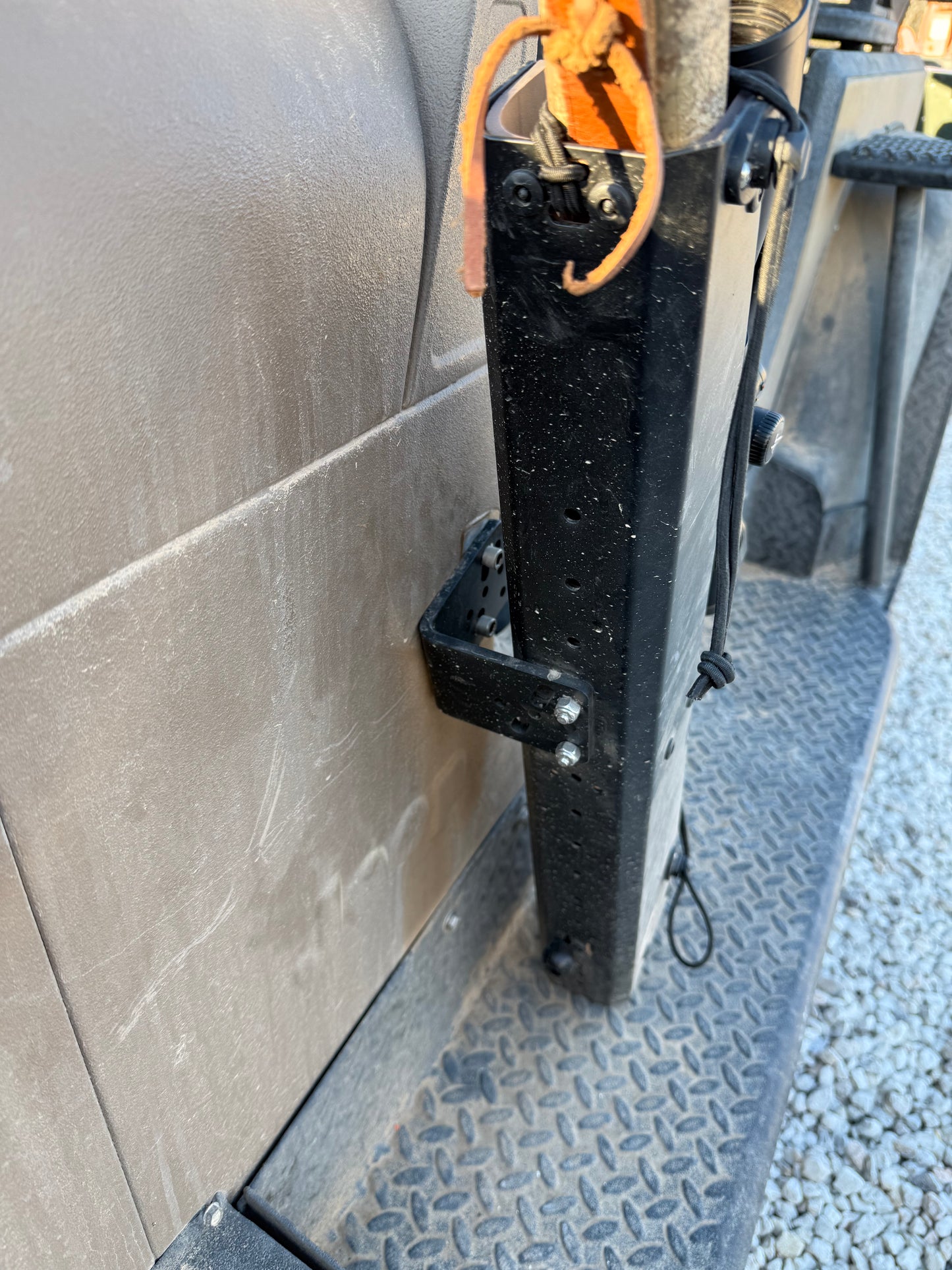 B90° Universal Bracket